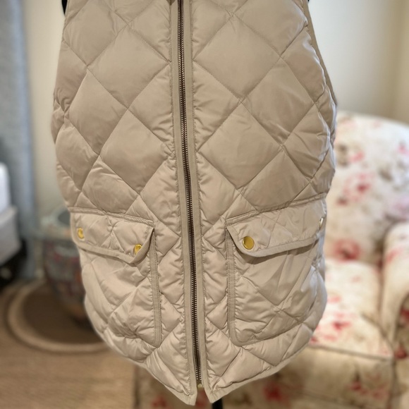 J. Crew ivory down vest with front zipper and snap pockets. Size M. - Picture 3 of 4